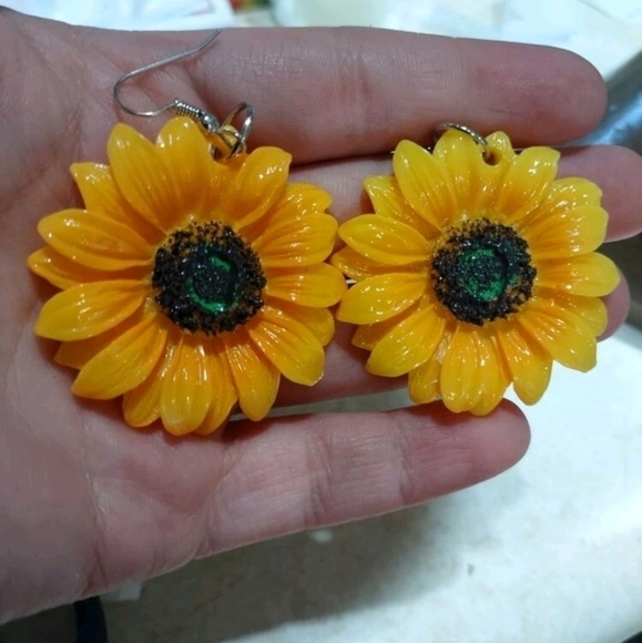 💖 2/$30 Boho Yellow big oversized Sunflower Floral drop yellow flower Earrings - Picture 7 of 9